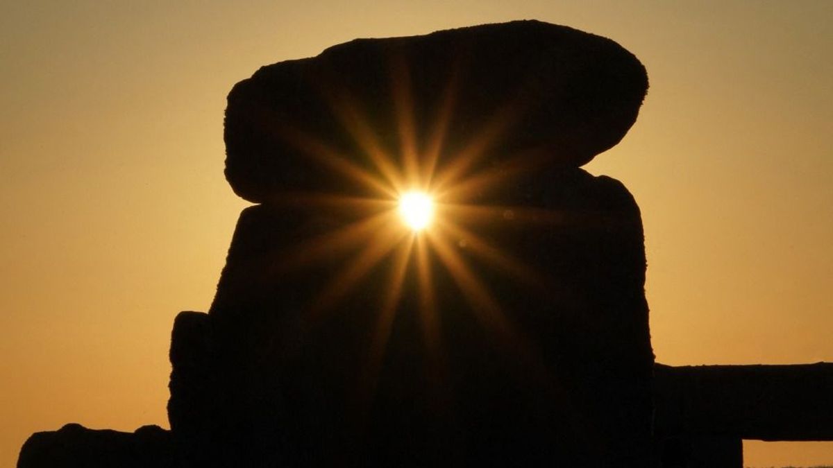 Fesztiválhangulatban ünnepelték a napfordulótStonehenge-nél + videó
