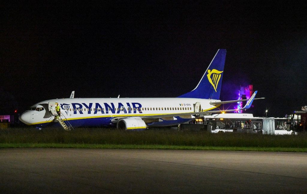 Egy Ryanair utasszállító repülőgép áll a memmingeni repülőtér előterében. A Berlinből Milánóba tartó gép turbulenciába került. Több ember megsérült (Fotó: JASON TSCHEPLJAKOW / DPA)