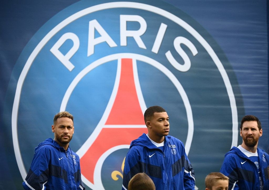 Paris Saint-Germain's Brazilian forward Neymar (L), Paris Saint-Germain's French forward Kylian Mbappe (C), and Paris Saint-Germain's Argentine forward Lionel Messi stand prior to the French L1 football match between Paris Saint-Germain (PSG) and ES Troyes AC at The Parc des Princes Stadium in Paris on October 29, 2022. (Photo by FRANCK FIFE / AFP)