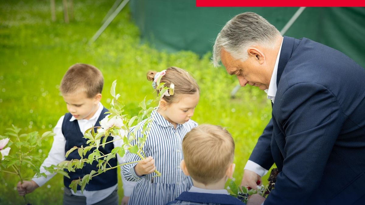 Orbán Viktor megmutatta, ő erre a legbüszkébb + fotó