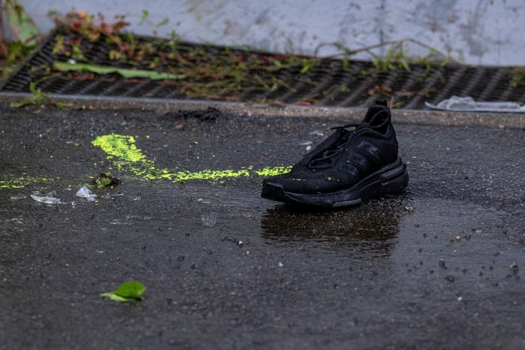 07 June 2025, Bavaria, Passau: A shoe is standing on a sidewalk. A man drove a car into a group of people in Passau. The police suspect a relationship. Among the five injured are the driver's 38-year-old wife and a five-year-old daughter. Photo: Armin Weigel/dpa (Photo by ARMIN WEIGEL / dpa Picture-Alliance via AFP)