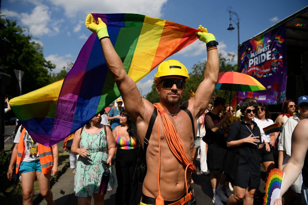 A 28. Budapest Pride résztvevői vonulnak az Andrássy úton 2023-ban (Fotó: Kovács Tamás/MTI)