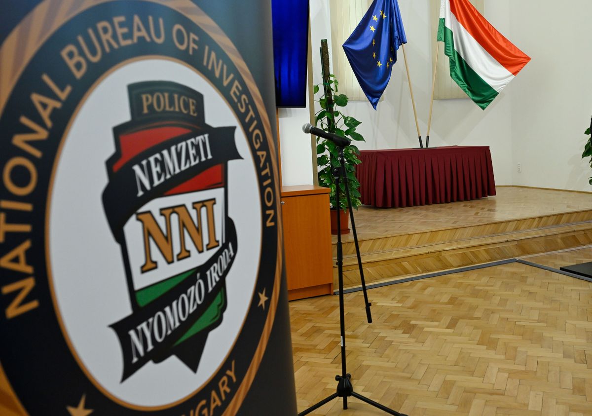 Budapest, 2025. április 5.
Jeney Áron rendőr dandártábornok, a Készenléti Rendőrség Nemzeti Nyomozó Iroda igazgatója a Csepelen talált kábítószerlabor kapcsán indított nyomozásról tartott sajtótájékoztatón a Készenléti Rendőrség Nemzeti Nyomozó Iroda budapesti központjában 2025. április 5-én.
MTI/Lakatos Péter