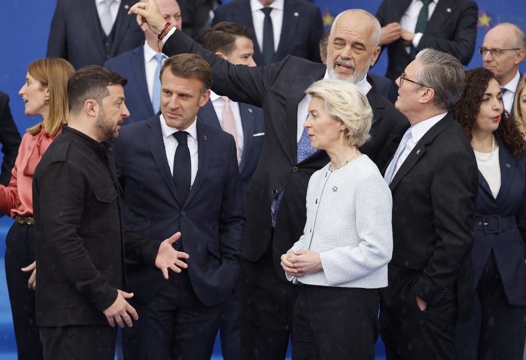 Volodimir Zelenszkij ukrán elnök, Emmanuel Macron francia elnök, Ursula Von der Leyen, az Európai Bizottság elnöke, Edi Rama albán miniszterelnök és Keir Starmer brit miniszterelnök részt vesznek az Európai Politikai Közösség (EPC) csúcstalálkozóján Tiran