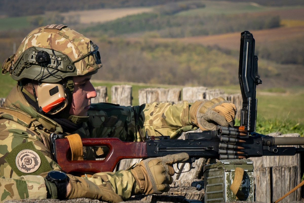 Magyar honvéd egy PKM típusú golyószóróval (Forrás: Honvedelem.hu)
