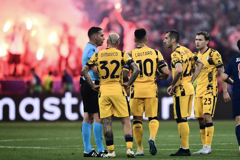Kovács István kézben tartotta a BL-döntőt, itt az Inter játékosai veszik körbe