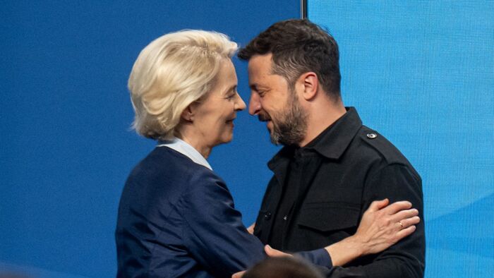 Ursula Von Der Leyen, az Európai Tanács elnöke és Volodiymir Zelenszkij, Ukrajna elnöke a NATO-tagállamok védelmi minisztereinek védelmi iparról szóló találkozójának kezdetén