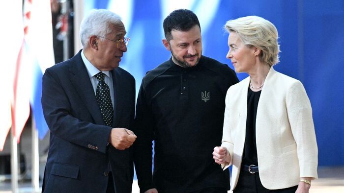 Antonio Costa, az Európai Tanács elnöke (balra) és Ursula von der Leyen, az Európai Bizottság elnöke (jobbra) üdvözli Volodimir Zelenszkij ukrán elnököt