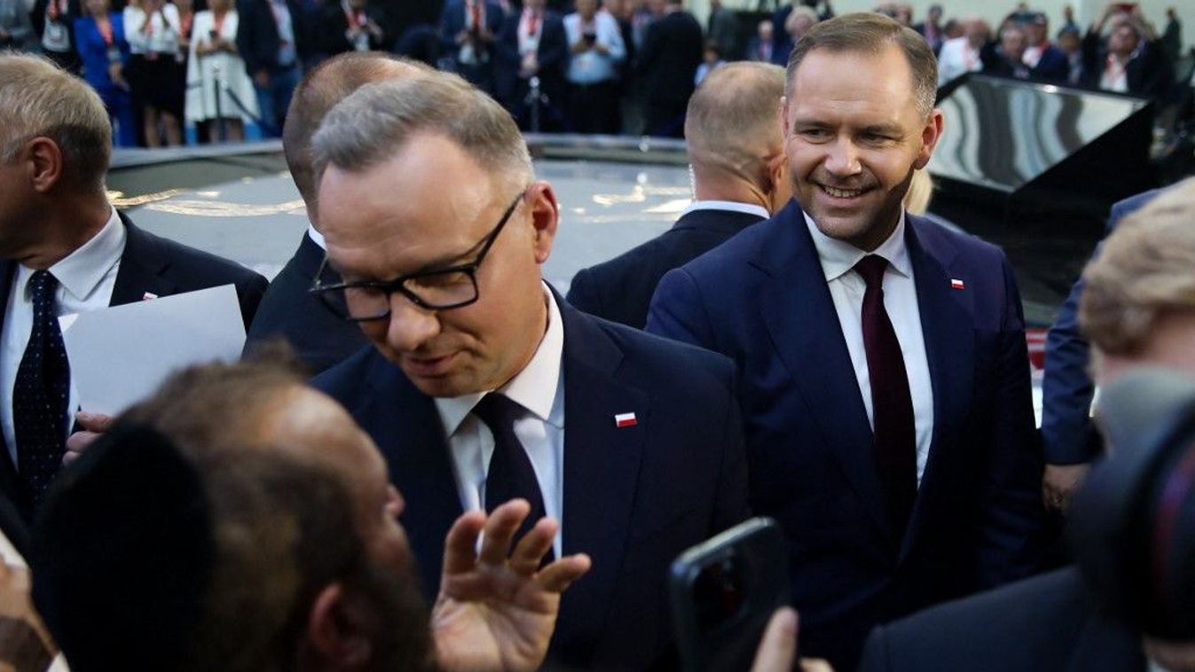 Karol Nawrocki (jobb oldalon) és további lengyel politikusok 