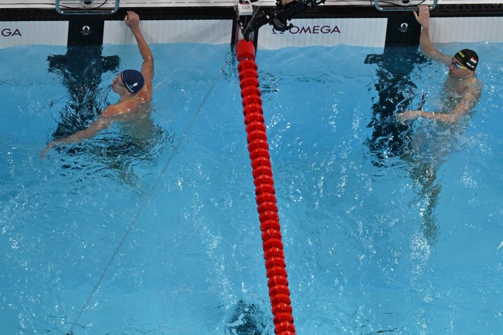 Léon Marchand és Milák Kristóf a célban a párizsi olimpián a 200 pillangó döntőjében