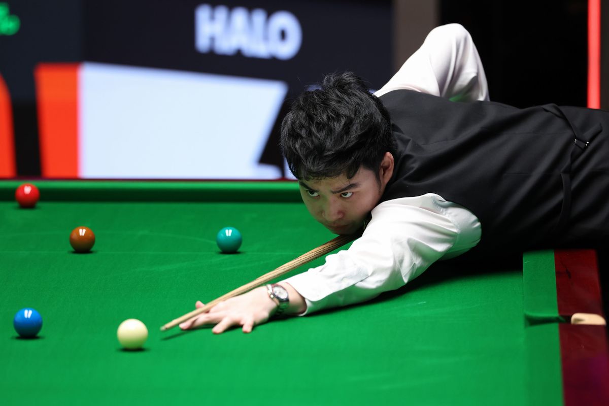 A kínai Si Jiahui az előző idényt a snooker világbajnokság negyeddöntőjében, Ronnie O’Sullivan ellen fejezte be, az újat Révész Bulcsú ellen kezdi