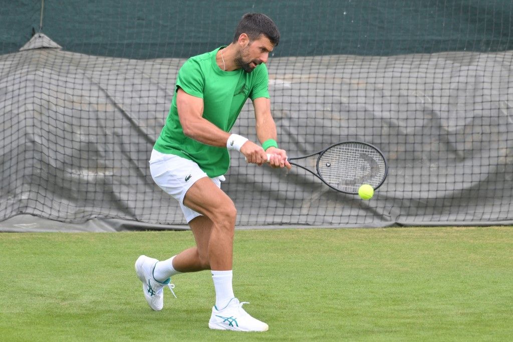 Novak Djokovics, tenisz, Wimbledon, füves pálya, fű, borítás, LONDON, UNITED KINGDOM - JUNE 23: Serbian tennis player Novak Djokovic plays on the grass practice courts ahead of the Wimbledon tennis championships held at the All England Lawn Tennis and Croquet Club in London, United Kingdom on June 23, 2025. Ray Tang / Anadolu (Photo by Ray Tang / Anadolu via AFP)
