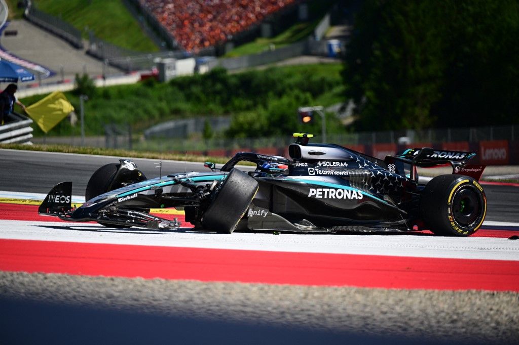 Forma–1, Osztrák Nagydíj, büntetés, Mercedes, Andrea Kimi Antonelli of the Mercedes-AMG Petronas F1 Team walks after a crash during the race in the 12th round of the Formula 1 World Championship at the Red Bull Ring in Spielberg, Styria, Austria, on June 29, 2025. (Photo by Andrea Diodato/NurPhoto) (Photo by Andrea Diodato / NurPhoto via AFP)