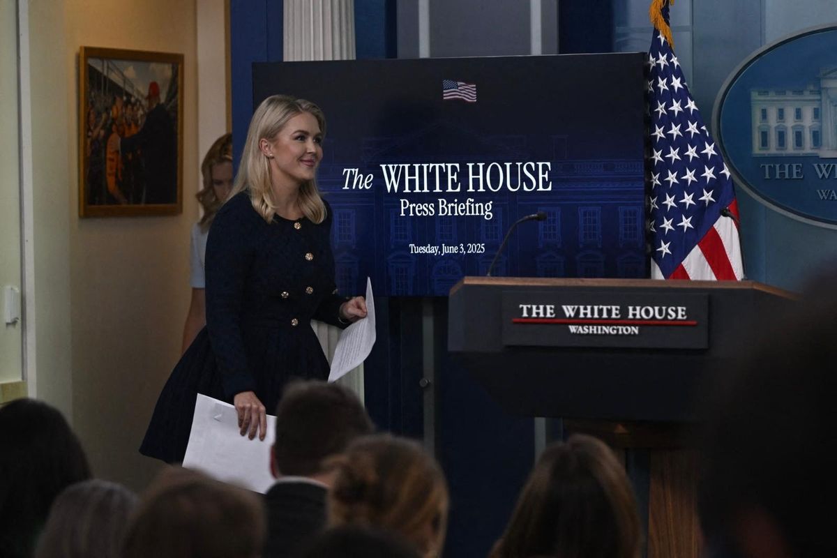 Karoline Leavitt az elnöki hivatal napi sajtótájékoztatóján hangsúlyozta, hogy Donald Trump eszközkészletének a részét jelentik az Oroszország elleni szankciók