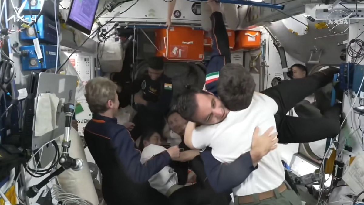 Itt a videó, ahogy Kapu Tibor belebeg a Nemzetközi Űrállomásra