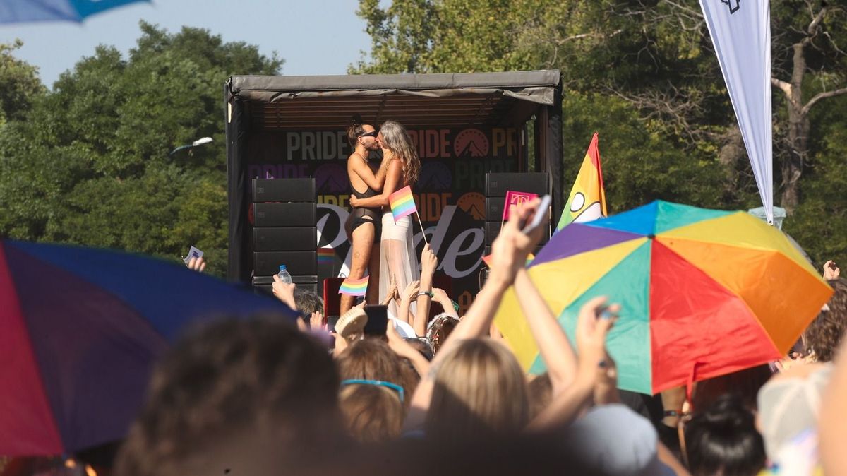 20230715 Budapest28. Budapest pride fotó: Teknős Miklós (TEK)Magyar Nemzetképen: Steiner Kristóf és férje, Nimrod Dagan
