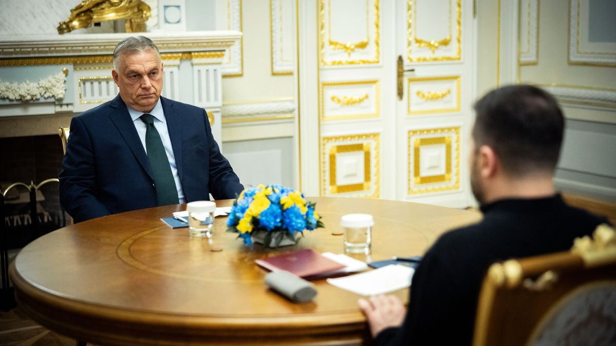 Kijev, 2024. július 2.
A Miniszterelnöki Sajtóiroda által közreadott képen Orbán Viktor miniszterelnök (b) és Volodimir Zelenszkij ukrán elnök tárgyal Kijevben 2024. július 2-án.
MTI/Miniszterelnöki Sajtóiroda/Fischer Zoltán