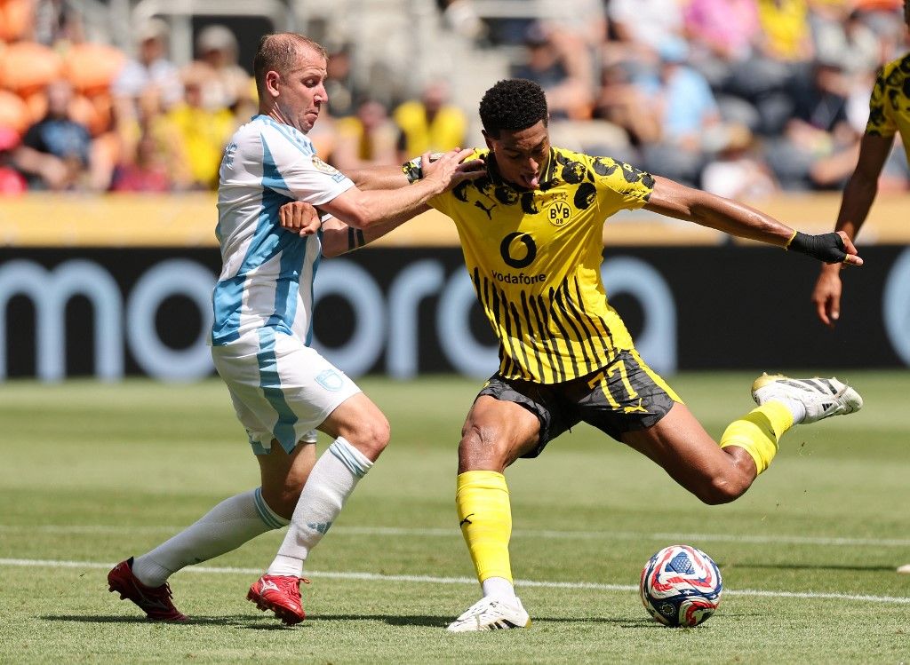 Jobe Bellingham a klubvilágbajnokságon bizonyít a Dortmund csapatában, CINCINNATI, OHIO - JUNE 25: Jobe Bellingham #77 of Borussia Dortmund shoots on goal against Darijan Bojanic #6 of Ulsan HD during the FIFA Club World Cup 2025 group F match between Borussia Dortmund and Ulsan HD FC at TQL Stadium on June 25, 2025 in Cincinnati, Ohio. Michael Reaves/Getty Images/AFP (Photo by Michael Reaves / GETTY IMAGES NORTH AMERICA / Getty Images via AFP)