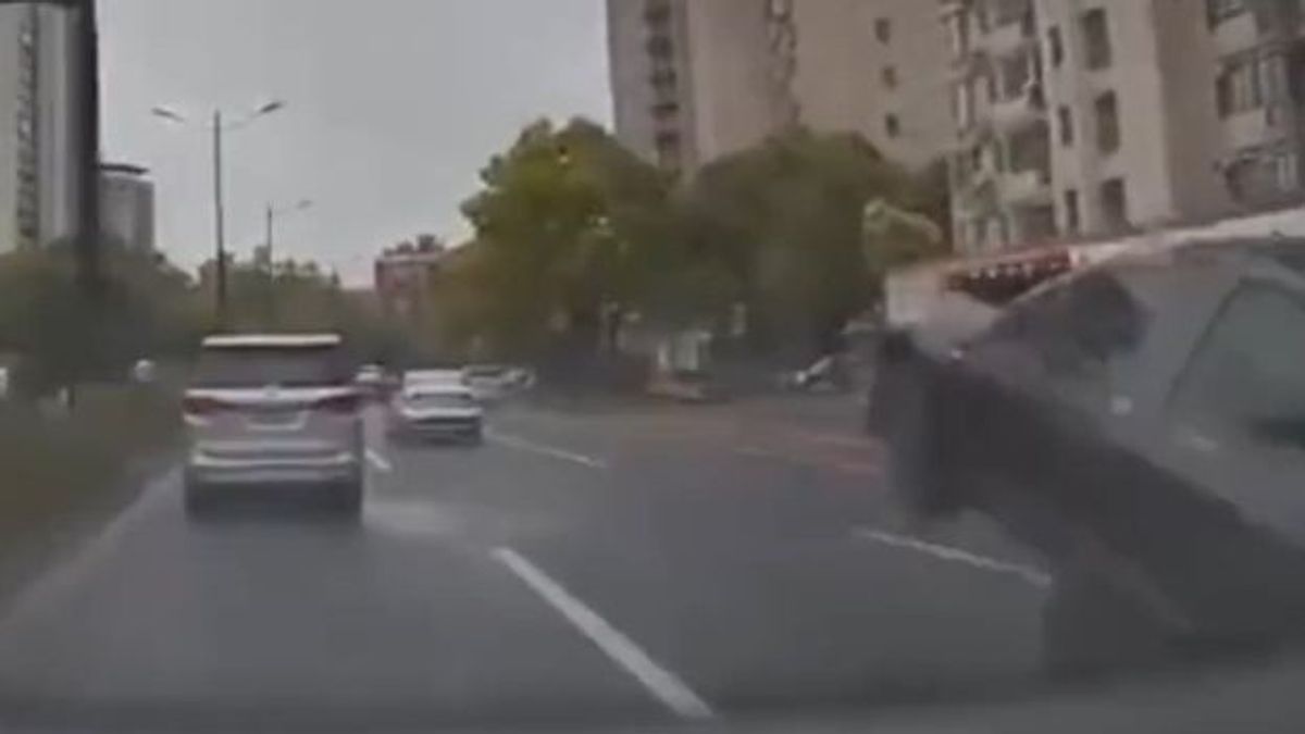 Mintha megbokrosodott volna, úgy kezdett hirtelen ágaskodni az autó + videó
