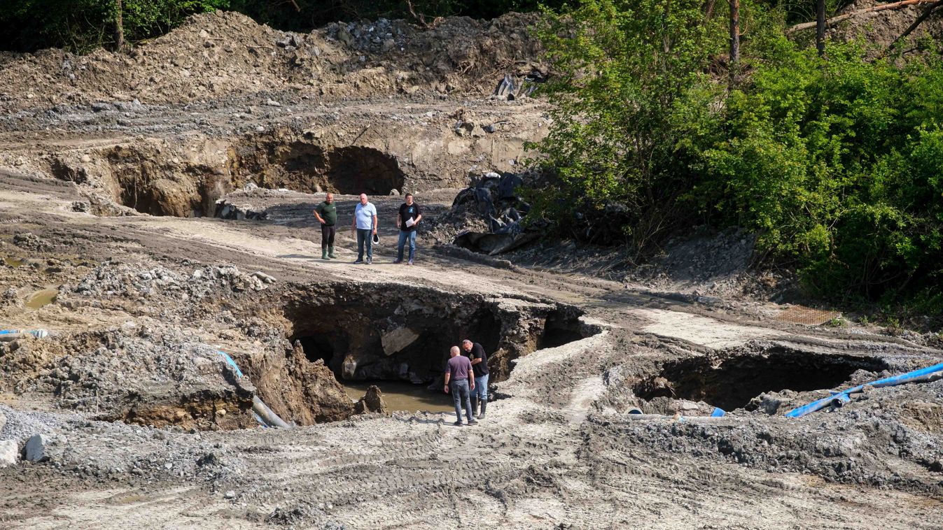 Szakemberek szemlélik a víz okozta krátereket Parajdon 2025. június 2-án (Fotó: MTI/Veres Nándor)