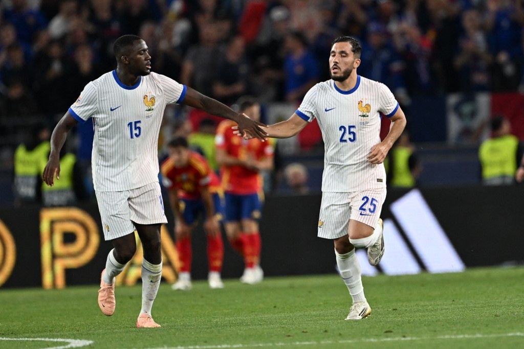 Didier Deschamps, Rayan Cherki, francia válogatott, Franciaország, Spanyolország, Nemzetek Ligája, elődöntő, STUTTGART, GERMANY - JUNE 05: Ibrahima Konate (15) of France and team-mates celebrate after scoring a goal during the UEFA Nations League 2025 semi-final match between Spain and France at the MHP Arena Stadium on June 5, 2025, Stuttgart, Germany. Halil Sagirkaya / Anadolu (Photo by HALIL SAGIRKAYA / Anadolu via AFP)