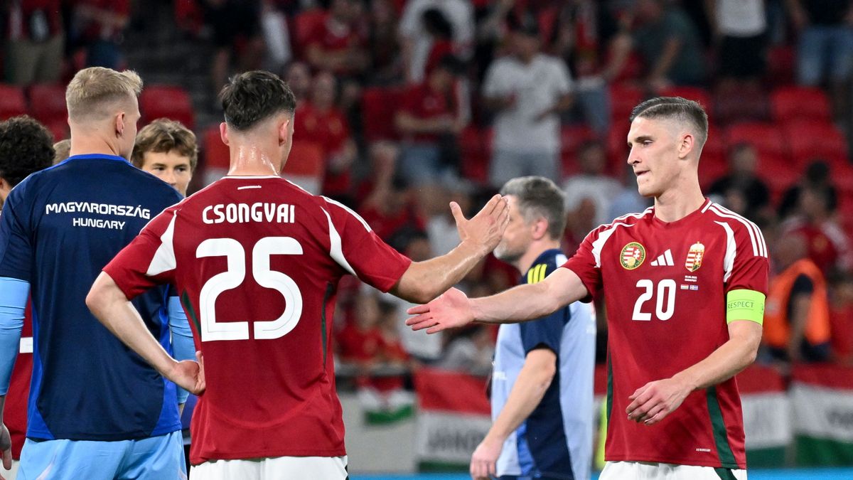 A magyar labdarúgó-válogatottban debütáló Csongvai Áronnak (balra, 25-ös mezben) gratulált Sallai Roland