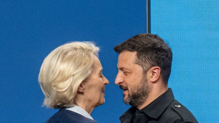 Ursula Von Der Leyen, az Európai Tanács elnöke és Volodiymir Zelenszkij, Ukrajna elnöke a NATO-tagállamok védelmi minisztereinek védelmi iparról szóló találkozójának kezdetén