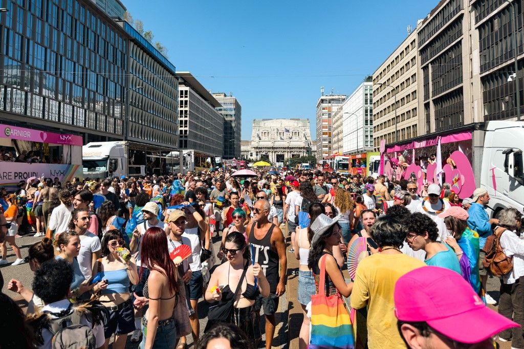 Tüntetők szivárványos zászlókkal és transzparensekkel vesznek részt a Milano Pride 2025 felvonuláson (Fotó: AFP)