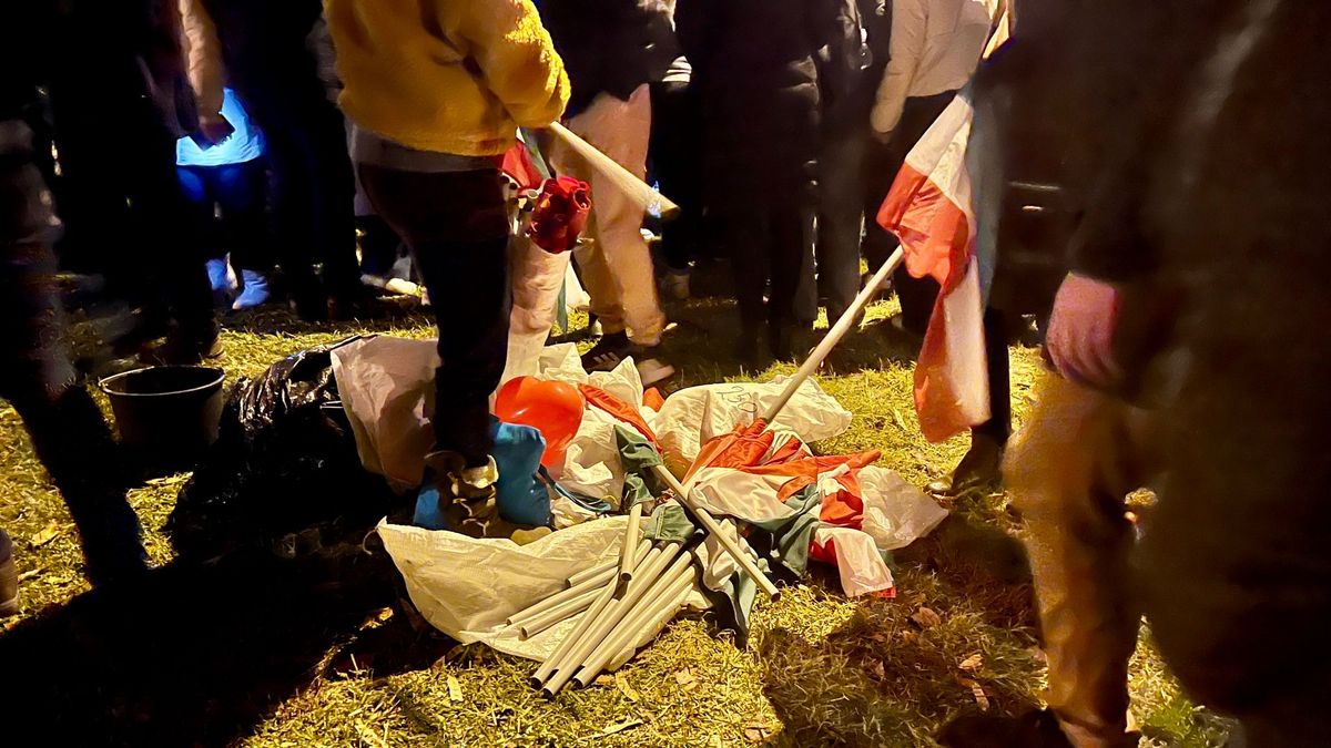 Földre dobálták a tiszások a magyar zászlókat Magyar Péter eseménye után