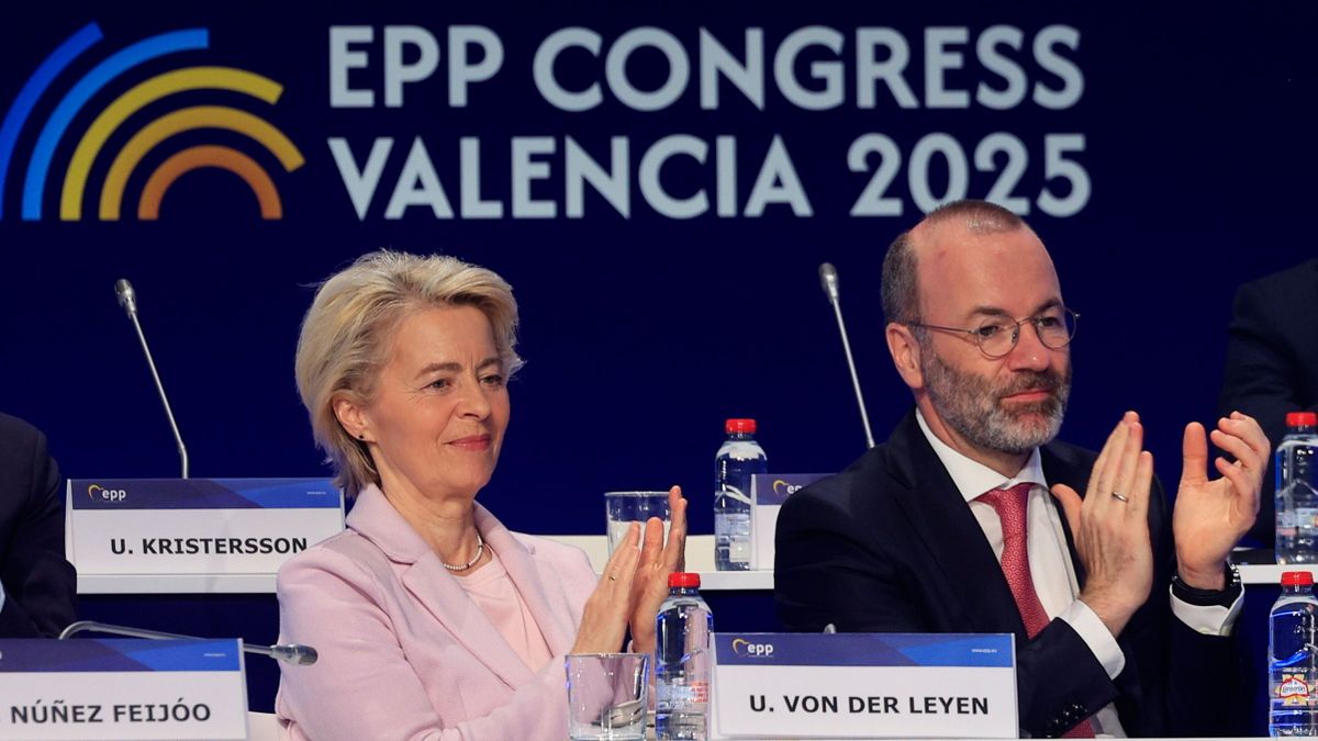 Valencia, 2025. április 30.
Alberto Núnez Feijóo, a spanyol Néppárt (PP) vezetője, Ursula von der Leyen, az Európai Bizottság elnöke és Manfred Weber, az Európai Néppárt (EPP) elnöke (b-j) az EPP valenciai kongresszusának második napi ülésén 2025. április 30-án.
MTI/EPA/EFE/Kai Försterling