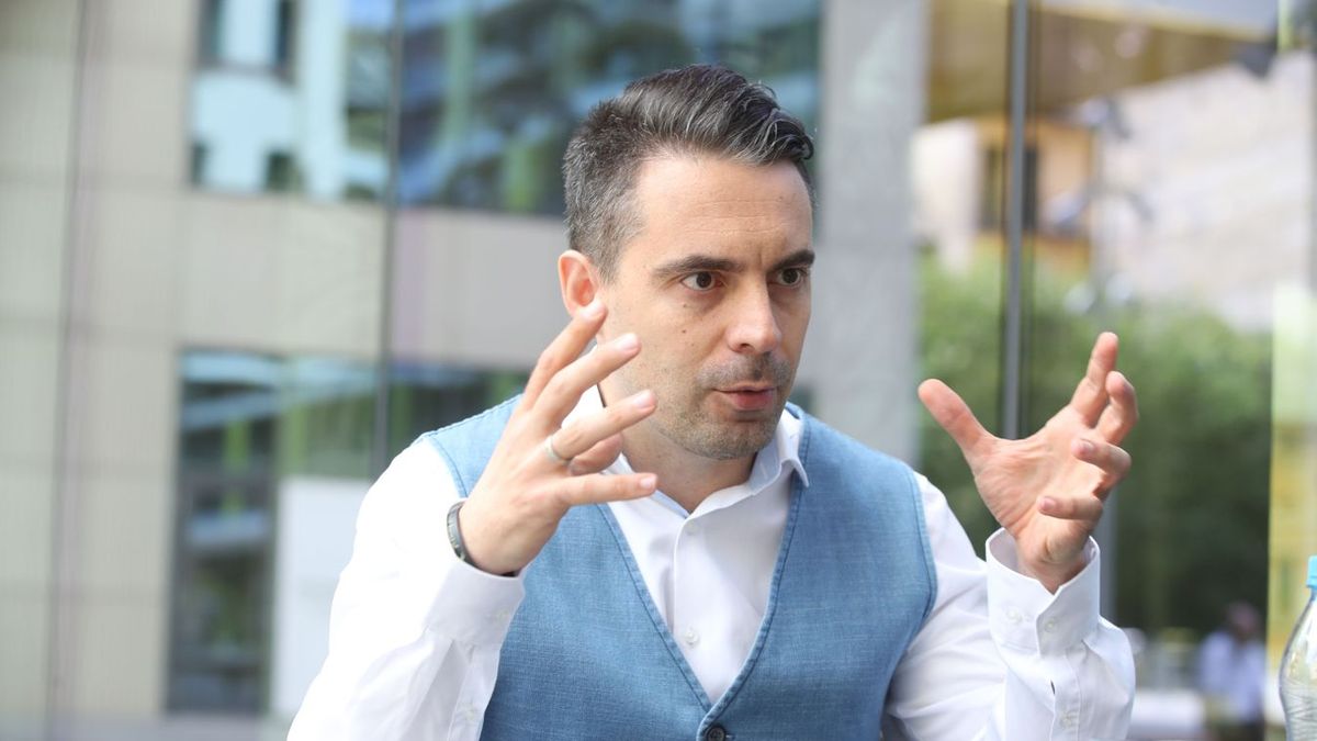 Nagyon bizarr: DK-s gyökerű újságíró vette védelmébe Vona Gábort a Tiszával szemben