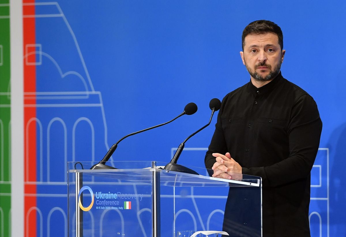 Róma, 2025. július 10.
Volodimir Zelenszkij ukrán elnök beszédet mond az Ukrajna újjáépítéséről rendezett nemzetközi konferencián a római La Nuova kongresszusi központban 2025. július 10-én.
MTI/EPA-ANSA/Fabio Cimaglia