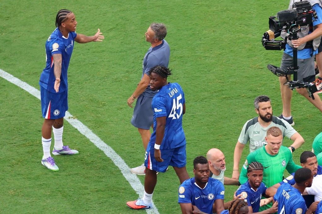 Joao Pedro, Luis Enrique, klubvilágbajnokság, döntő, Chelsea–PSG, Chelsea's Brazilian forward #20 Joao Pedro (L) argues with Paris Saint-Germain's Spanish coach Luis Enrique (2nd-L) at the end of the FIFA Club World Cup 2025 final football match between England's Chelsea and France's Paris Saint-Germain at the MetLife Stadium in East Rutherford, New Jersey on July 13, 2025. (Photo by CHARLY TRIBALLEAU / AFP)