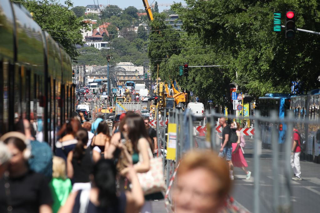 20250701 budapest felujitasok miatt dugok alakulnak ki a kozlekedesben havran zoltan magyar nemezet