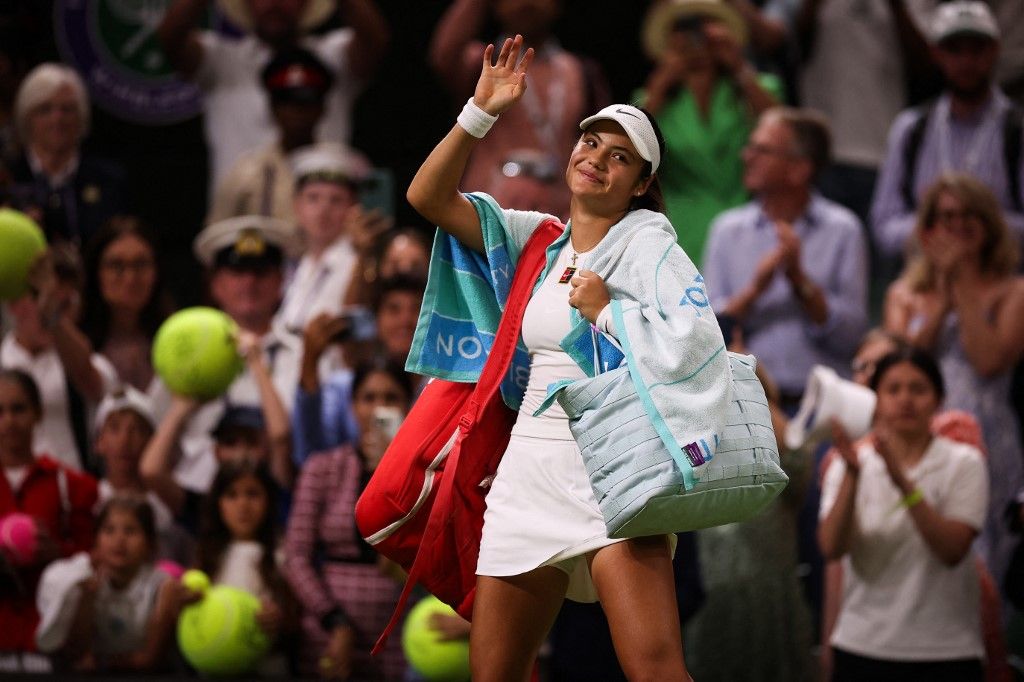 Wimbledon, Emma Raducanu, tenisz, Britain's Emma Raducanu acknowledges the audience as she leaves Centre Court following her defeat against Belarus's Aryna Sabalenka during their women's singles third round tennis match on the fifth day of the 2025 Wimbledon Championships at The All England Lawn Tennis and Croquet Club in Wimbledon, southwest London, on July 4, 2025. (Photo by HENRY NICHOLLS / AFP) / RESTRICTED TO EDITORIAL USE