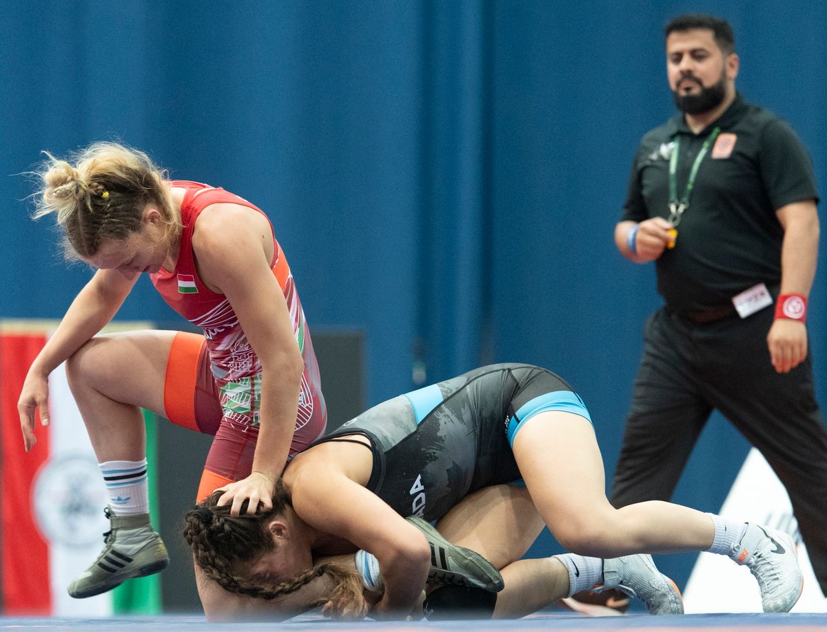 Budapest, 2025. július 19.A későbbi győztes kanadai Ana Paula Godinez Gonzalez (kékben) és Szabó Nikolett a női birkózók 62 kilogrammos súlycsoportjának bronzmérkőzésén a Polyák Imre-Varga János emlékversenyen a budapesti BOK Csarnokban 2025. július 19-én.MTI/Szigetváry Zsolt