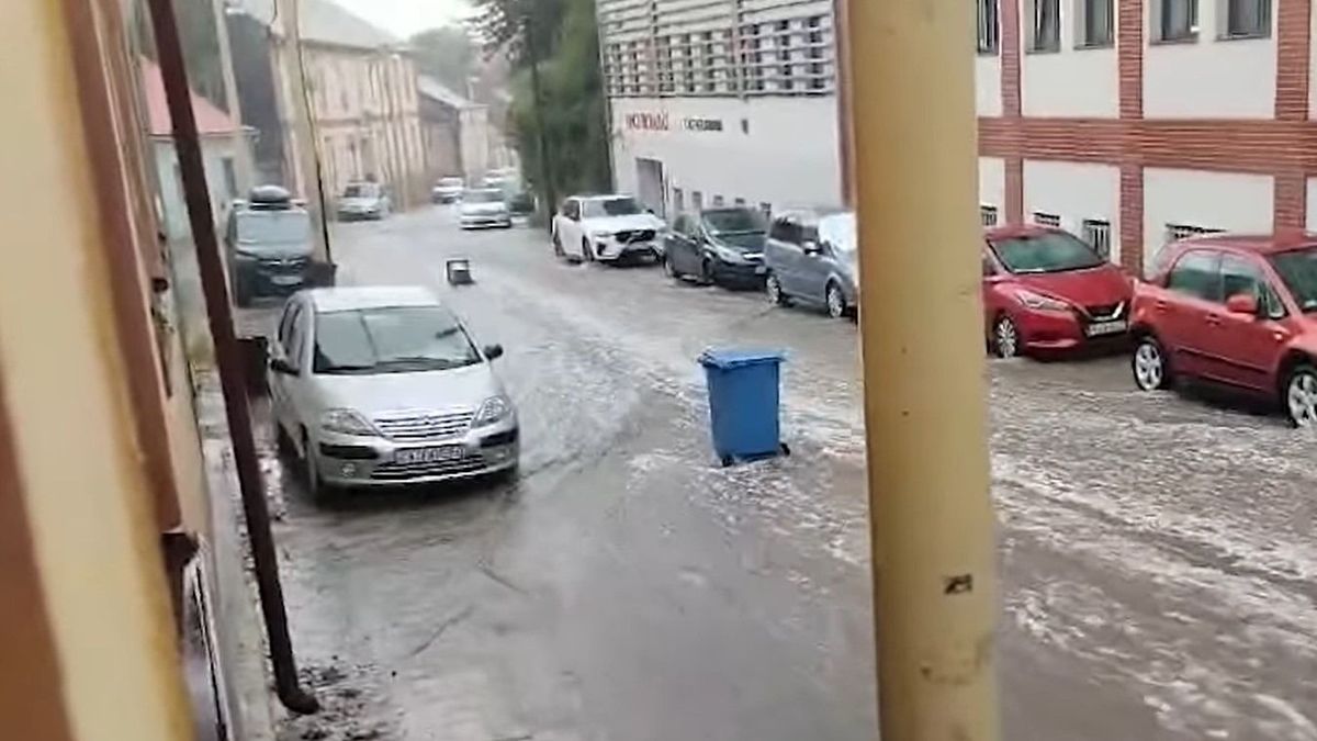 Versenyt úsztak az elszabadult kukák a pécsi villámárvízben + videó