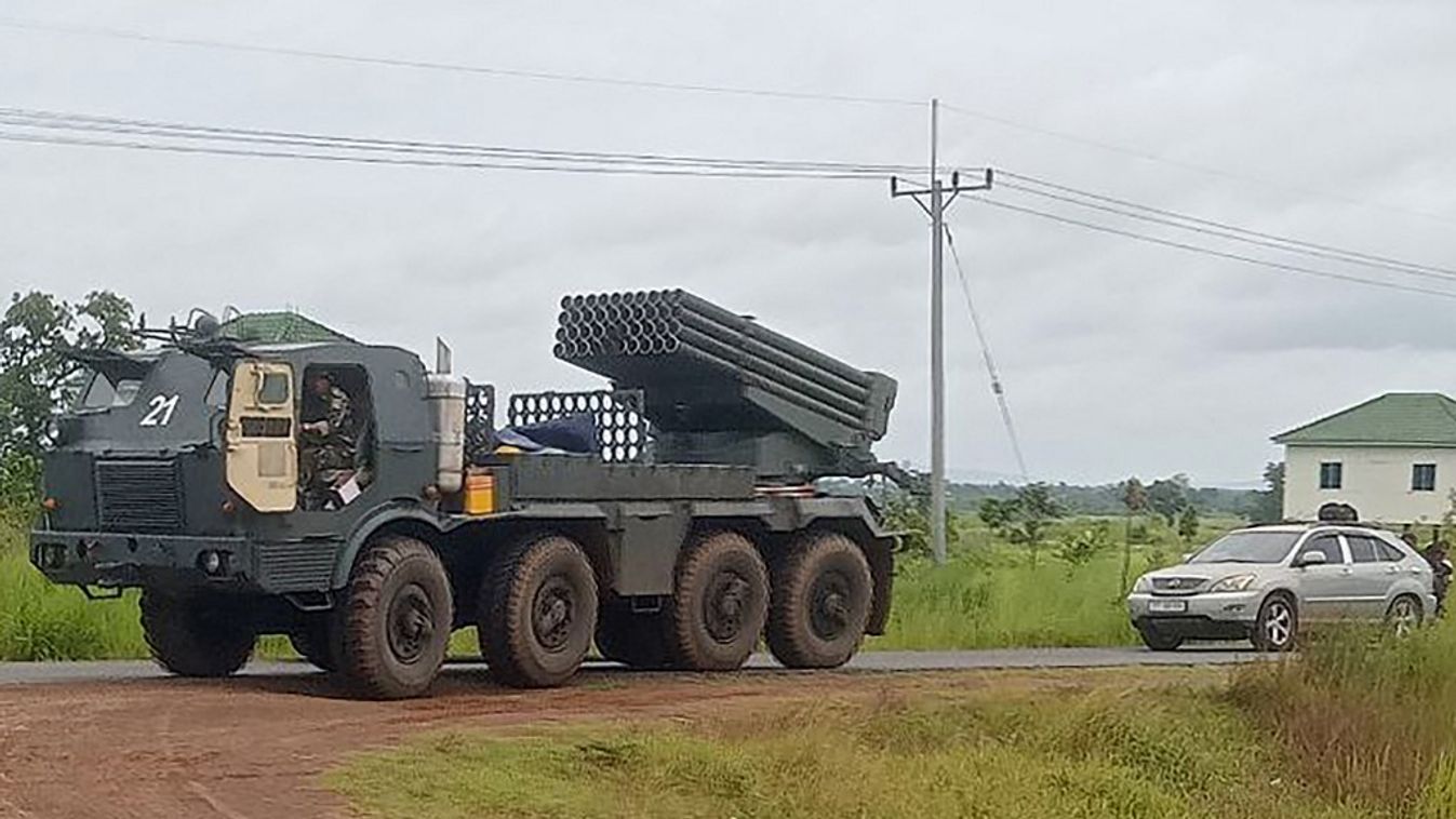 Kambodzsai BM-21 többcsövű rakétavető tér vissza a kambodzsai-thai határtól, miután kambodzsai és thai csapatok tűzharcot folytattak egy újabb összecsapás során (Fotó: AFP)