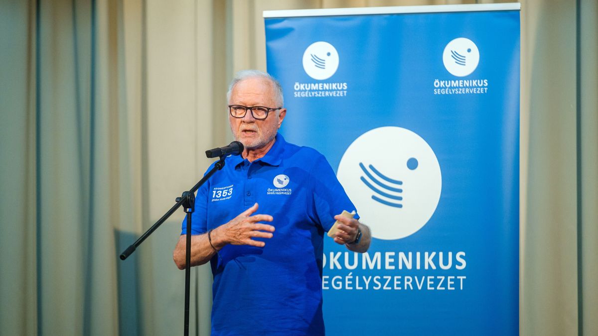 Parajd, 2025. július 2.
Lehel László az Ökumenikus Segélyszervezet elnök-igazgatója az erdélyi Parajdon megtartott fórumon 2025. július 2-án. Megkezdi az Ökumenikus Segélyszervezet a parajdi sóbányánál történt katasztrófa károsultjainak segélyezését: egyelőre a víz alá került bánya dolgozóinak és a kilakoltatottaknak folyósítanak egyszeri, félmillió forintos támogatást.
MTI/Veres Nándor