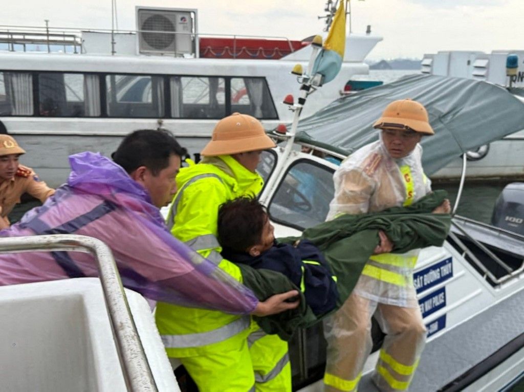 Ötvennél is többen voltak a Vietnamban felborult turistahajón