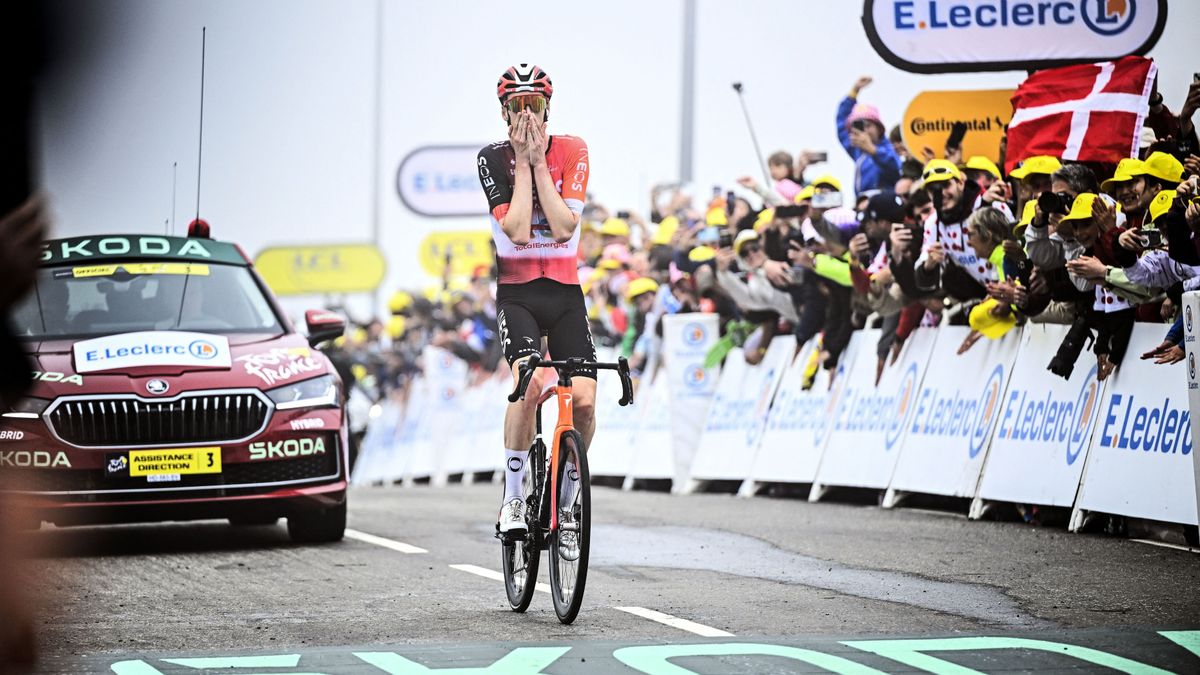 Gázolás a Tour de France-on, a korábbi sárga trikós kitépte a néző kezéből a táblát + videó