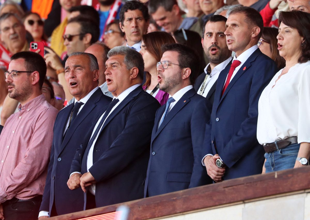 Rafa Yuste (balra a második) Joan Laporta, a Barcelona elnökének (balról a harmadik) társaságában