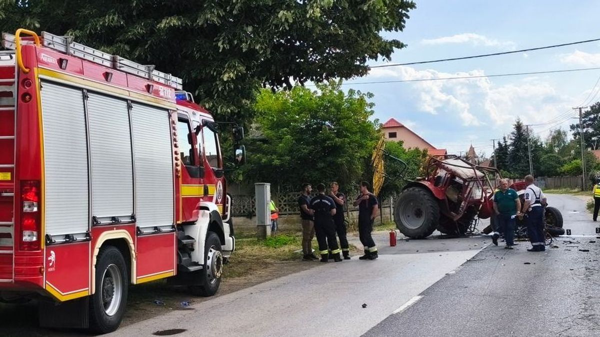 Motorbaleset: kettétört a traktor az ütközéstől