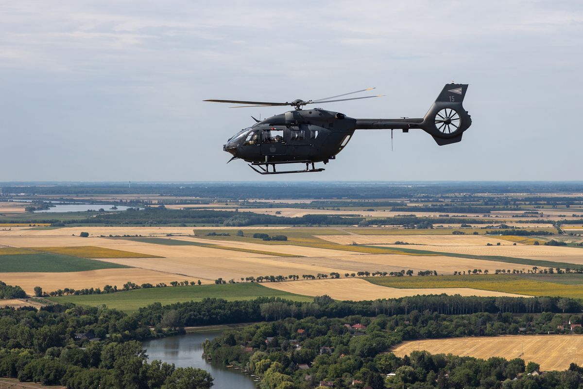 A honvédség H145M helikoptere kötelékgyakorlaton (Fotó: Polyák Attila)