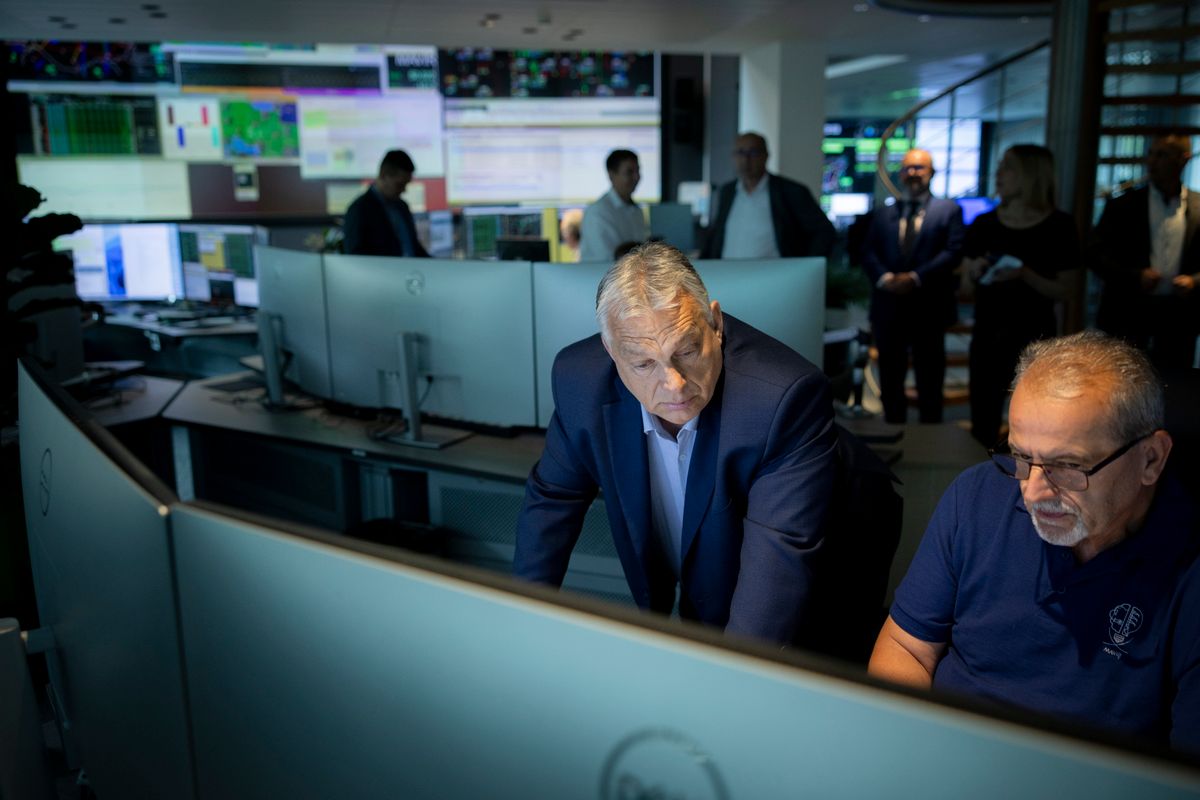 Budapest, 2025. július 8.
A Miniszterelnöki Kommunikációs Főosztály által közreadott képen Orbán Viktor miniszterelnök (elöl, b) a Magyar Villamosenergia-ipari Átviteli Rendszerirányító ZRt. (MAVIR) budapesti székházában 2025. július 8-án. Jelentős károkat okozott a július 7-én az országon végigsöprő vihar, több százezer háztartásban volt áramkimaradás. A hibák elhárításán folyamatosan dolgoznak.
MTI/Miniszterelnöki Kommunikációs Főosztály/Fischer Zoltán