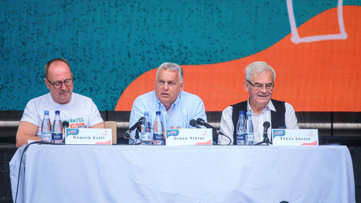 Tusnádfürdő, 2024. július 27.
Orbán Viktor miniszterelnök (k) előadást tart a 33. Bálványosi Nyári Szabadegyetem és Diáktáborban az erdélyi Tusnádfürdőn 2024. július 27-én. Mellette Németh Zsolt, az Országgyűlés külügyi bizottságának fideszes elnöke (b) és Tőkés László, az Erdélyi Magyar Nemzeti Tanács (EMNT) elnöke (j).
MTI/Veres Nándor