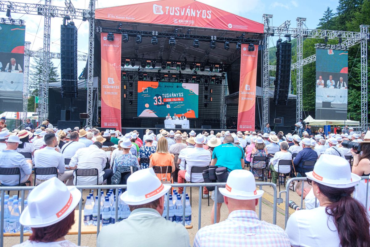 Tusnádfürdő, 2024. július 27.
Tőkés László, az Erdélyi Magyar Nemzeti Tanács (EMNT) elnöke (j) beszédet mond Orbán Viktor miniszterelnök (k) előadása előtt a 33. Bálványosi Nyári Szabadegyetem és Diáktáborban az erdélyi Tusnádfürdőn 2024. július 27-én. Balra Németh Zsolt, az Országgyűlés külügyi bizottságának fideszes elnöke.
MTI/Veres Nándor