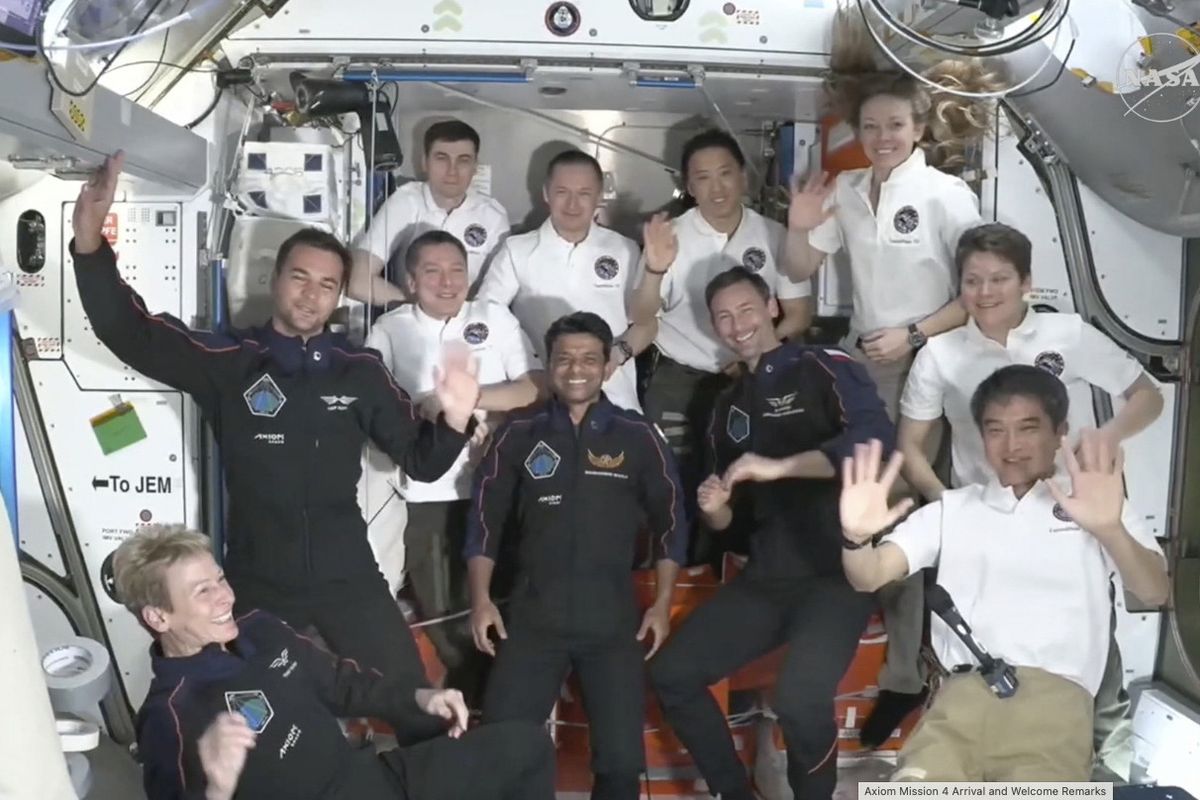 Nemzetközi Űrállomás, 2025. június 26.
Az amerikai űrkutatási hivatal, a NASA felvétele a SpaceX amerikai űrkutatási magánvállalat Axiom 4 (Ax-4) missziójának legénységéről: az amerikai Peggy Whitsonról, Kapu Tibor magyar űrhajósról, az indiai Subhansu Sukláról és a lengyel Slawosz Uznanski-Wisniewskiről (b-j) a Nemzetközi Űrállomáson 2025. június 26-án, a sikeres dokkolás után. Az Ax-4 legénysége az előző napon indult útnak a floridai Kennedy Űrközpontból a Föld körül keringű űrállomásra, ahol a tervek szerint 14 napot töltenek.
MTI/AP/NASA
