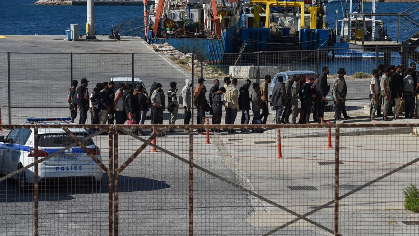 Migránsok sorakoznak, hogy Görögországba jussanak (Fotó: AFP)