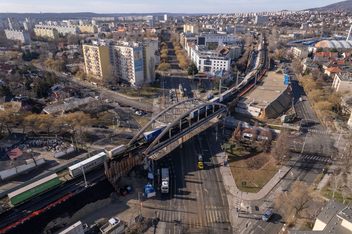 Budapest, 2025. január 27.
Az építés alatt álló harmadik vágány Ferencváros és Kelenföld vasútállomások között, Újbudán 2025. január 27-én. A Déli Körvasút beruházás részeként Ferencváros és Kelenföld vasútállomások között megújul a vasúti pálya. Az összekötő vasúti hidat már korábban újjáépítették, és két vágány helyett három halad át rajta.
MTI/Máthé Zoltán